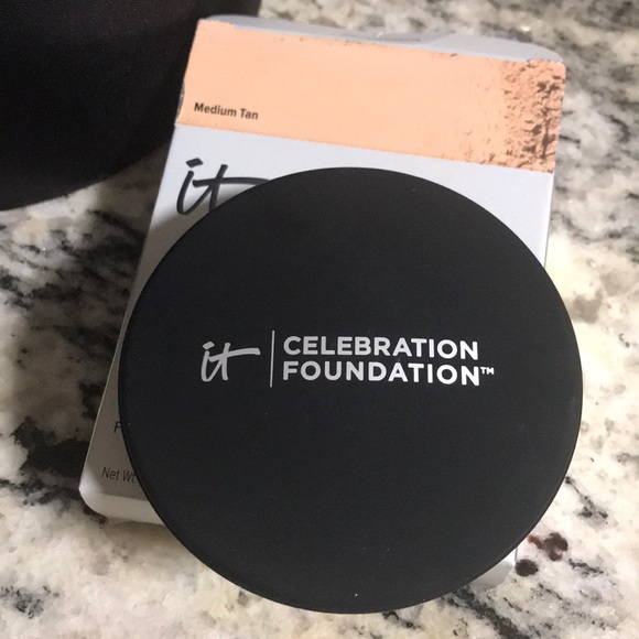 it cosmetics Other - It celebration foundation  powder Medium Tan
